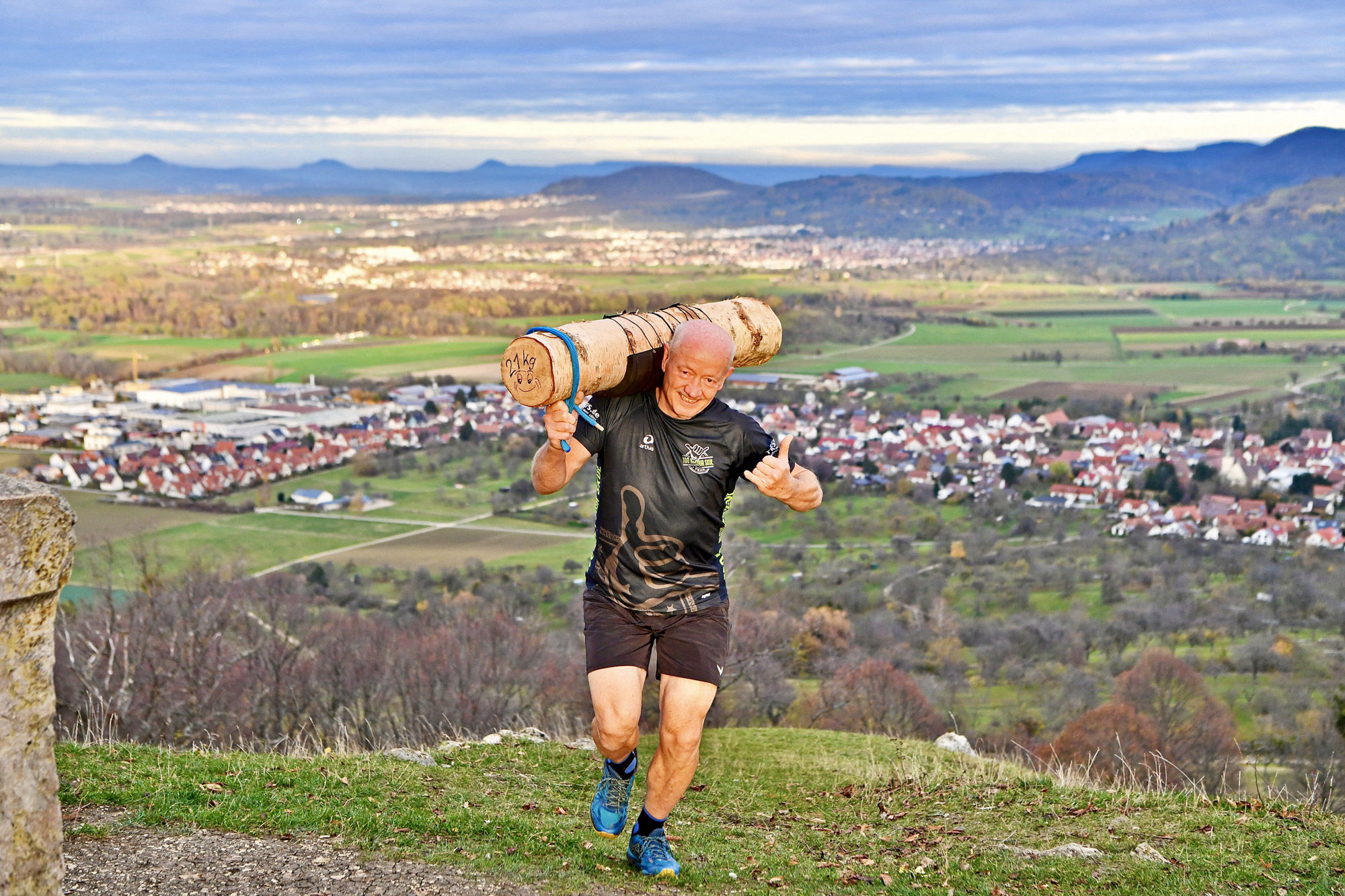 Toni, mit 21kg Holzstamm zur Teck hoch